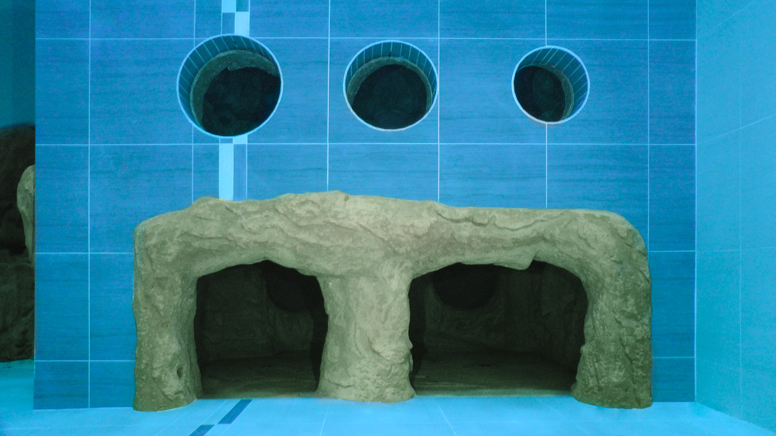 y40 swimming pool