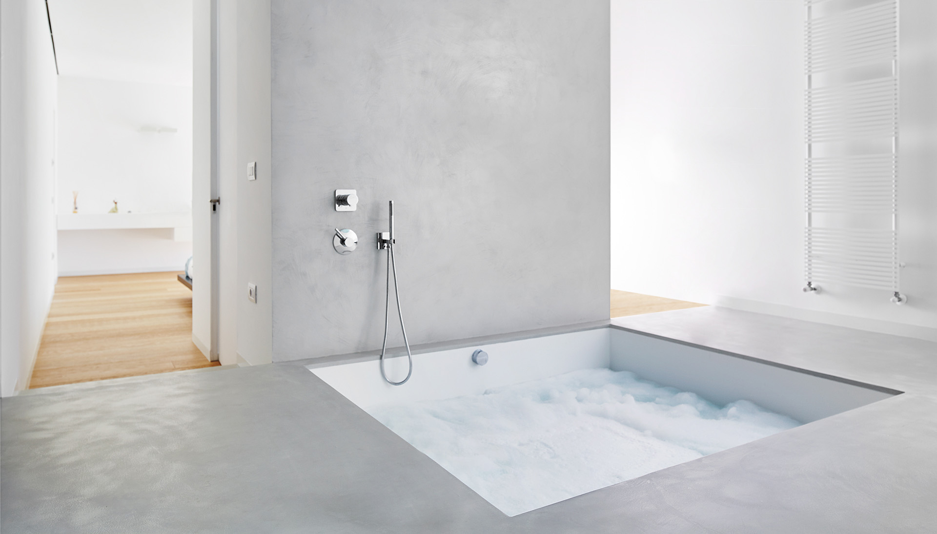 bagno completamente ristrutturato e rivestito con microcemento